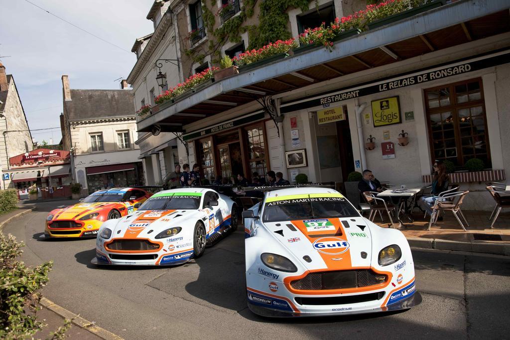 Logis Hotel De France La Chartre-sur-le-Loir Εξωτερικό φωτογραφία